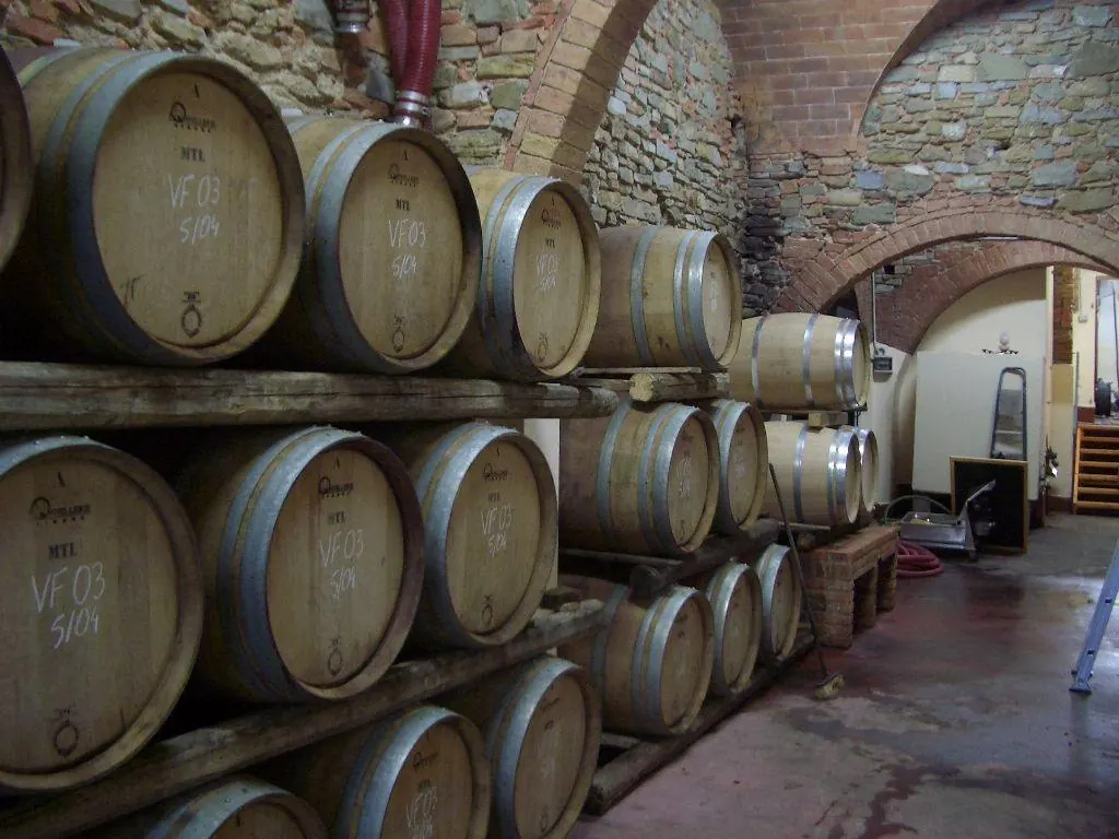 Botti di legno nella cantina storica