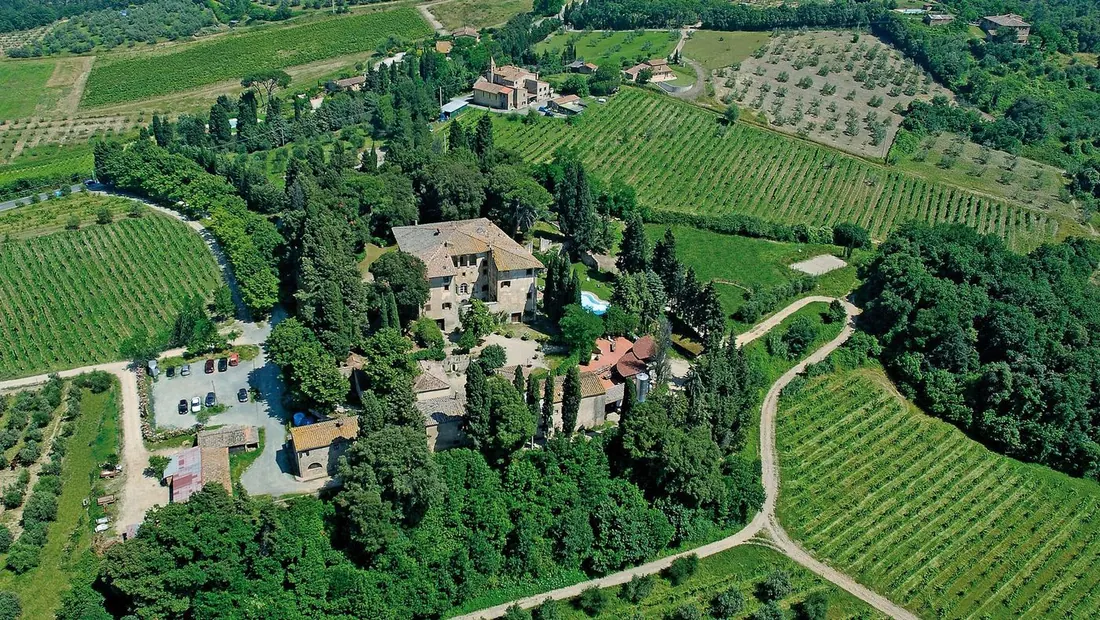 Veduta aerea della Tenuta da Filicaja, tra vigne, oliveti e cipressi