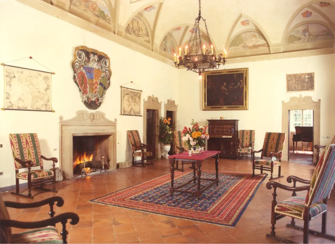 Salone interno della Villa da Filicaja, con soffitto a volte affrescato, stemma di famiglia e arredi d'epoca