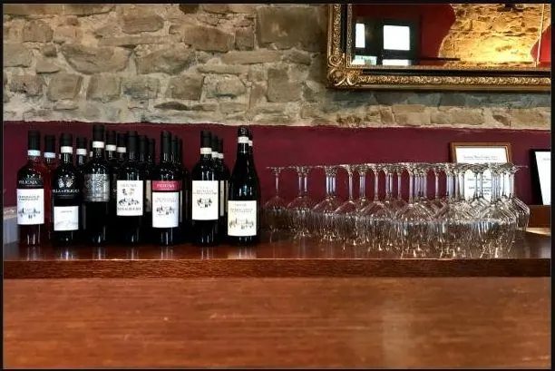 Bottiglie e calici pronti per una degustazione in cantina